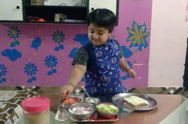 Devagya Vig teaching how to make healthy sandwich