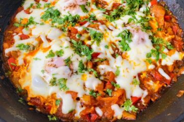 Shakshuka II Eggs poached in tomato pepper sauce II Healthy breakfast recipe