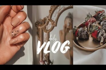 daily vlog - healthy salad, nail time + date night | lolaliner