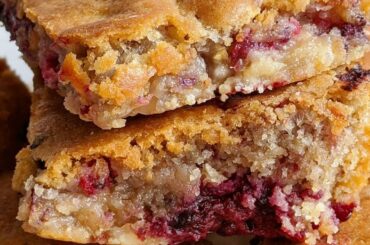 Blondie Brownie with White Chocolate and Berries