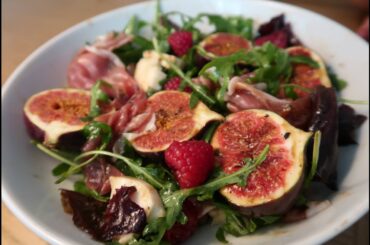 SIMPLE SALAD RECIPES, HOW TO MAKE AN EASY HEALTHY SALAD, RASPBERRY, PROSCIUTTO, FIGS, MOZZARELLA