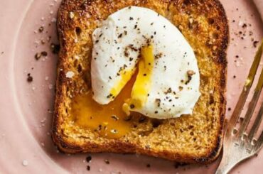 POACHED EGG WITH BREAD TOAST |5 MINS HEALTHY BREAKFAST RECIPE || FOOD FICTION ||