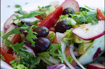 Healthy and simple Greek salad recipe [Step by step how to make a greek salad in 5 minutes]