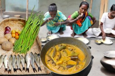 SMALL FISH CURRY WITH DRUMSTICKS recipe cooking by santali women for their lunch menu!!rural village