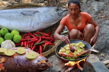 Survival skills in the forest: Cooking Fish spicy lemon for Lunch ideas to Eating delicious