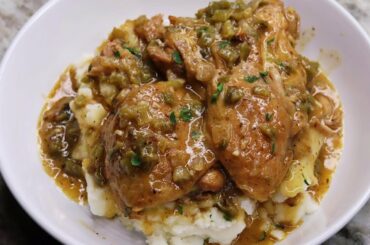 Best Smothered Chicken Recipe | QUICK AND EASY Southern Smothered Chicken