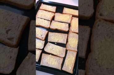 HEALTHY AND TASY LUNCH | HOMEMADE GARLIC BREAD AND SALAD #shorts