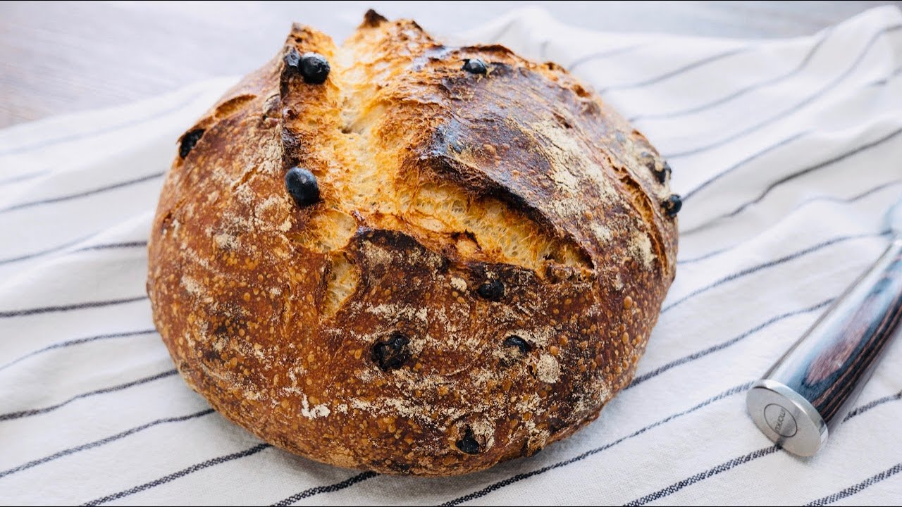 Sourdough bread with pecan and raisins, 1/3 wholemeal recipe, healthy Urdinkel bread Sourdough bread with pecan and raisins, 1/3 wholemeal recipe, healthy Urdinkel bread