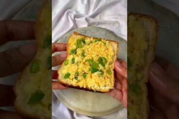 Cheesy garlic bread recipe  #shorts #youtubeshorts #yshorts #1minuterecipe #cheeseburst