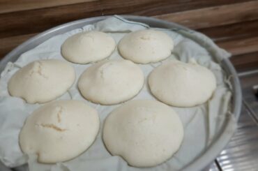 Idli / Healthy breakfast recipe / steamed rice cake / steamed food / south Indian famous food idli