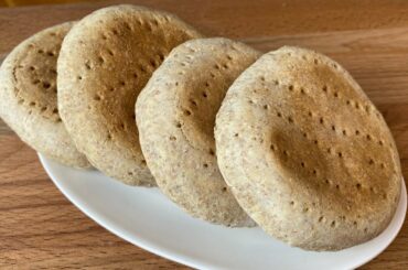 Healthy low-fat mini rye flatbread rounds | Easy homemade skillet rye flatbread recipe