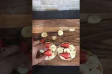 Banana strawberry sandwich || Quick healthy snack || Low calorie dessert || #shorts