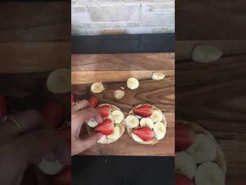Banana strawberry sandwich || Quick healthy snack || Low calorie dessert || #shorts Banana strawberry sandwich || Quick healthy snack || Low calorie dessert || #shorts