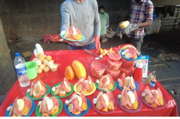 FRUIT SALAD | Cheap Healthy Fruits Mixed Salad | Street Food Of Gateway Of India | Crazy Food ranger