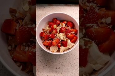 Healthy Breakfast recipe | Strawberry Banana Yogurt Bowl #shorts #food #easy #tasty