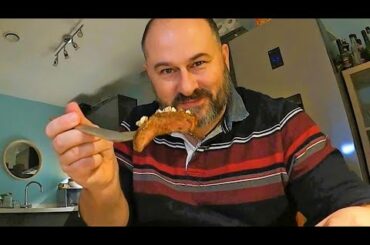 Easy healthy dinner ideas. Steak, Broccoli, Stilton and red wine sauce.