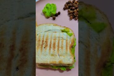 Healthy Breakfast #avacado #sandwich #pumpkinseeds #chickpea #oranges #cheese #bellpeppers #shorts