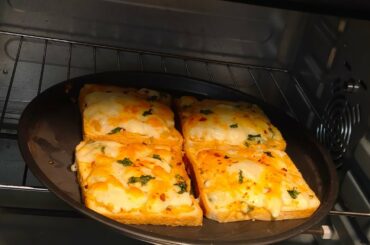 TikTok Famous Garlic Bread Recipe On Tawa - Muntaha food Diaries