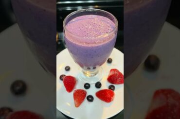 Berry and Banana Smoothie | Protein Smoothie | Healthy Breakfast Recipe-Shruti's Veg Special #Shorts
