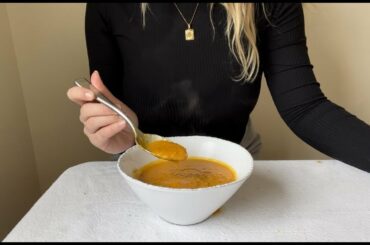 Carrot Ginger Soup | Easy healthy recipes. Eat this if you're sick!