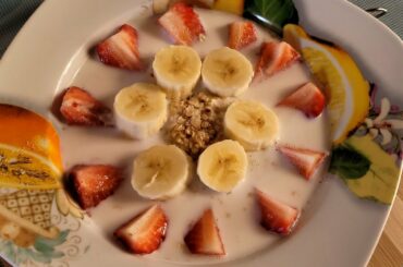 Easy and Healthy breakfast recipe | Oats recipe | #breakfast #oats #strawberry #healthyrecipes