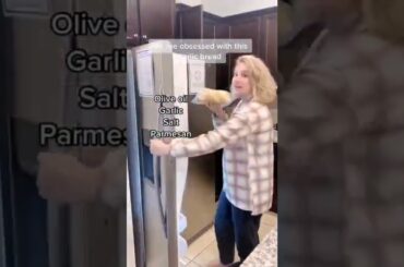 HERE IS A SUPER EASY GARLIC BREAD RECIPE YOU CAN MAKE FRESH OR FREEZE FOR AN EASY DINNER #shorts