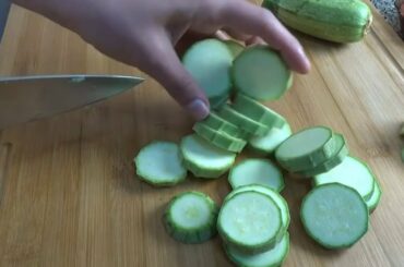 I'm not tired to prepare this quick and healthy zucchini recipe with patatoes and Feta cheese