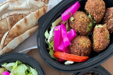 What I cook for lunch (Baked falafel and sweet red pepper hummus). Healthy lunch recipe.