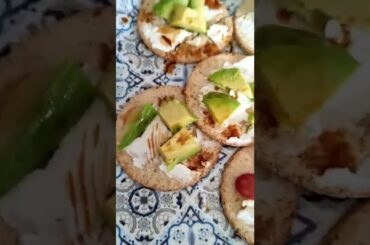 Delicious Healthy Snack! Loaded Oatcakes for Lunch #snack #cleaneating #oatcakes #easyrecipes