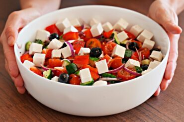 Tasty Greek salad in 3 minutes! Very crunchy, healthy salad recipe with tomatoes, cucumbers