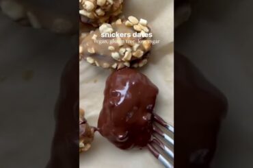 SNICKERS DATES (vegan, gluten free + low sugar)! #healthy #snacks #dessert #recipe #shorts