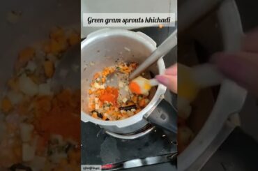 Green Gram Sprouts Khichadi | Quick healthy lunch recipe | Healthy lunch recipes | Richa Kashyap