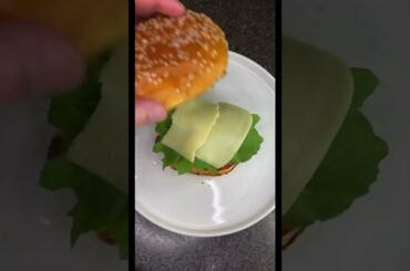 Healthy & Juicy Chicken Burger! Low Calorie but Full of Flavor! #healthyrecipes #healthyfood #recipe