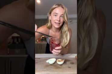 healthy girl makes protein-packed peanut butter & jelly!!!! #healthygirl #healthyrecipes #healthy