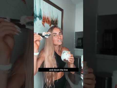 1 min Low Cal Frosted Protein Cake! + chat about when life *sucks* 1 min Low Cal Frosted Protein Cake! + chat about when life *sucks*