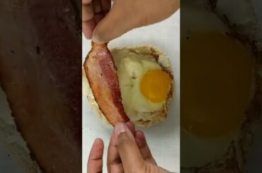 Could this be healthy? Bagel Sandwich with avocado sunnyside up bacon double cheese #sandwichrecipe