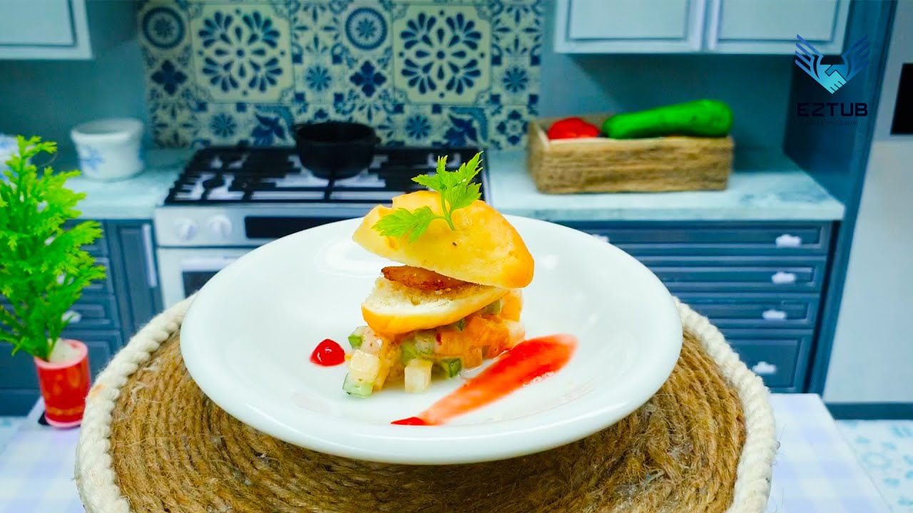 Food that's healthy pan-fried chicken sandwich | Mixed vegetables with mayonnaise Food that's healthy pan-fried chicken sandwich | Mixed vegetables with mayonnaise