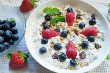 HEALTHY BREAKFAST RECIPE || MUESLI RECIPE || MUESLI BERRIES YOGHURT RECIPE