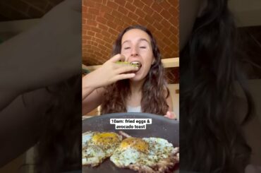 What I eat to be healthy while traveling (because airplane food is gross)