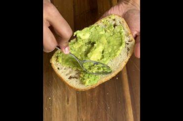 Avocado Toast with Poached Egg | Healthy Breakfast idea #avocadotoast #poachedegg #avocadosandwich