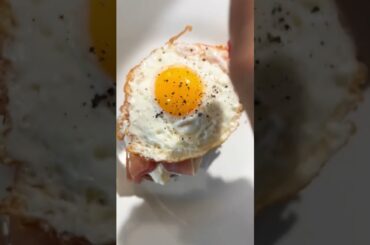 Burrata, Prosciutto, garlic confit & egg #healthyfood #healthybreakfast #healthyrecipes #toast