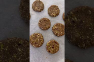 #shorts #rawvegan #snacks #healthysnacks #cookies #recipe #recipeshorts #nuts #healthysweets #food