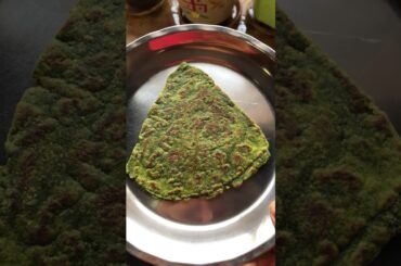 Healthy and tasty Palak paratha / Palak thepla #youtubeshorts #food #recipe#weightlossrecipes