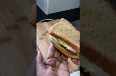 sandwich with full fry egg | healthy breakfast recipe #youtubeshorts #yummy #bread #veg #priyanka