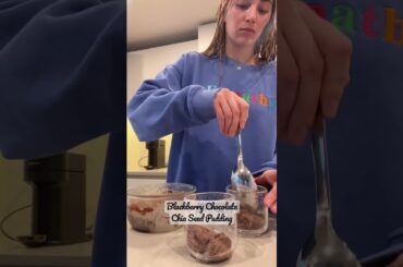 Blackberry Chocolate Chia Seed Pudding #healthyrecipes #healthy #healthydessert #easydessert #recipe