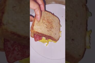 Easy Healthy Egg & Turkey Bacon Breakfast Sandwich