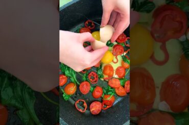 Breakfast Eggs Skillet with Spinach, Tomato & Cheese | HEALTHY BREAKFAST IDEAS