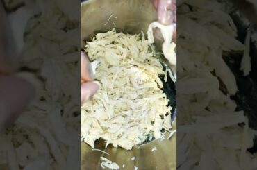 Easy Healthy Pulled Chicken Croissant Sandwich #pulledchicken #sandwich #dietfood  #healtyrecipe