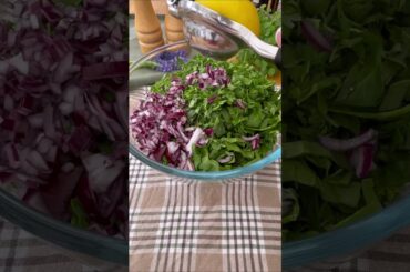 "Quick and Easy: Make a Delicious Spinach and Pomegranate Bulgur Salad in Minutes #cookingmadeeasy