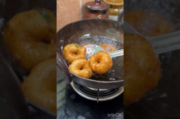 #shorts #youtubeshorts Soft & Crispy Vada Recipes/Medu Vada/Evening Snacks/Dinner Recipe/Pongal Vada